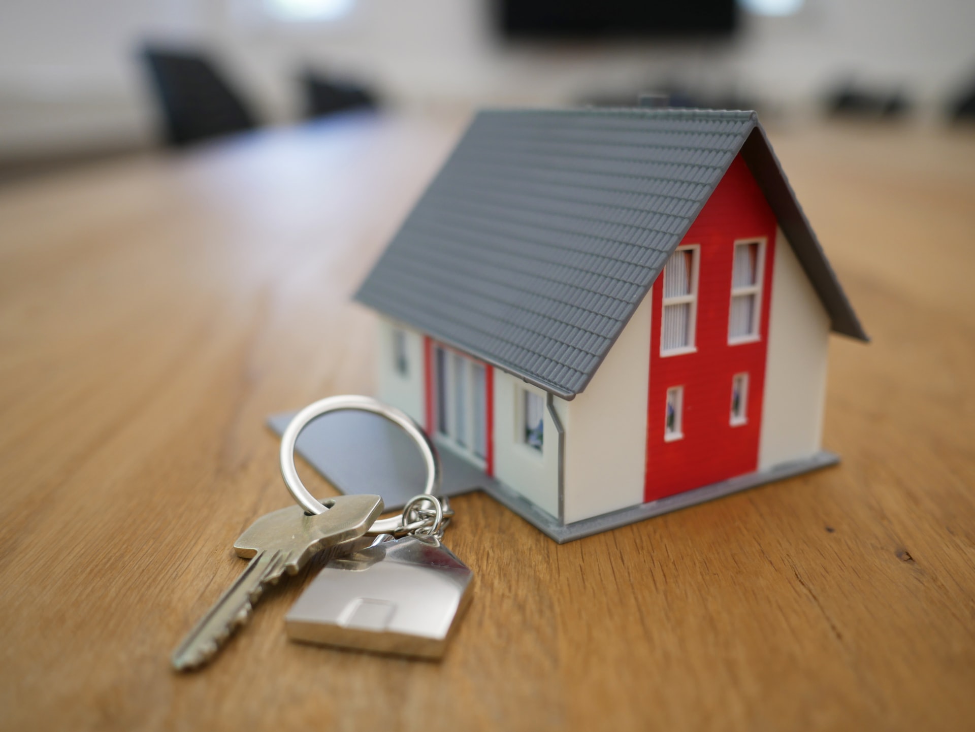 House key next to a small model house representing real estate agents who can now incorporate in Ontario