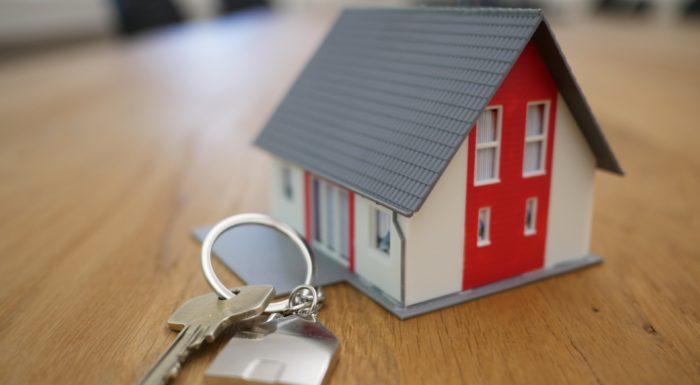 A house keychain representing a sale where the buyer doesn't deliver the deposit